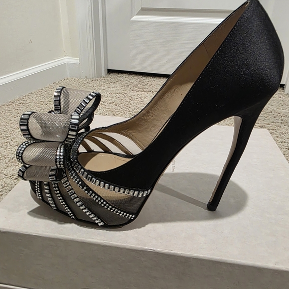 Valentino Garavani Chic Black Peep-Toe Heels with Bow - Picture 7 of 12